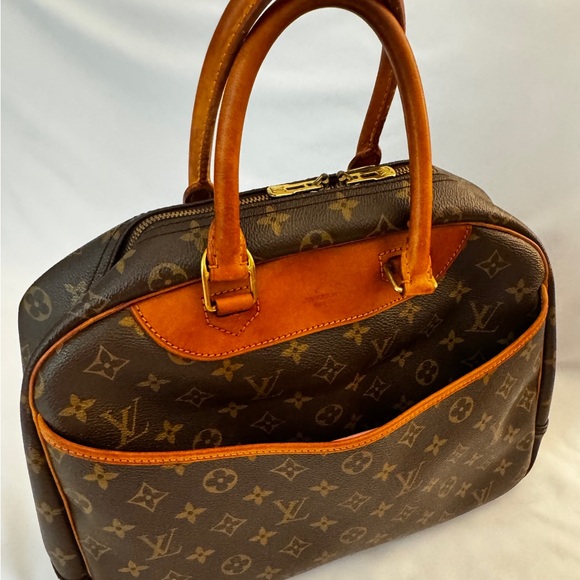 Louis Vuitton Monogram Deauville Handbag - Picture 9 of 17